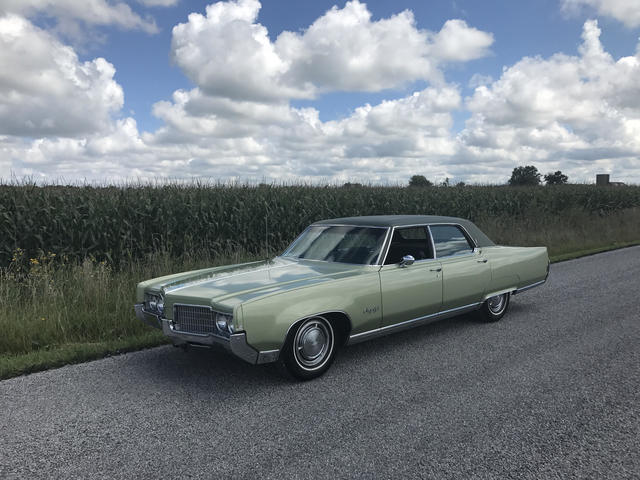 1969 98 Luxury Sedan trade only please. (located by Chicago)